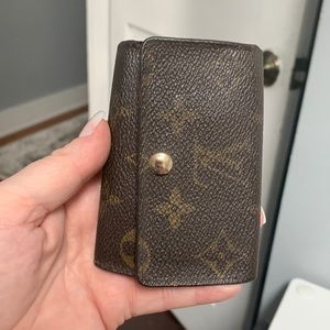 2001 authentic Louis Vuitton 6 ring key pouch
